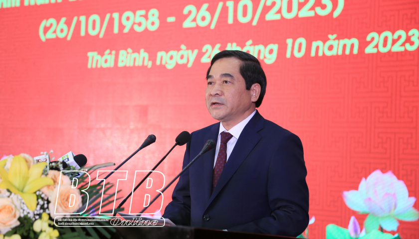 The Party Committee, government, army and people of Thai Binh province vow to join hands, unite and be determined to strive to build Thai Binh into a model province in the North and a model in all aspects.