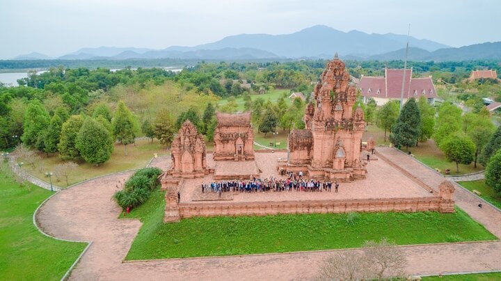 Làng văn hóa các dân tộc Việt Nam.