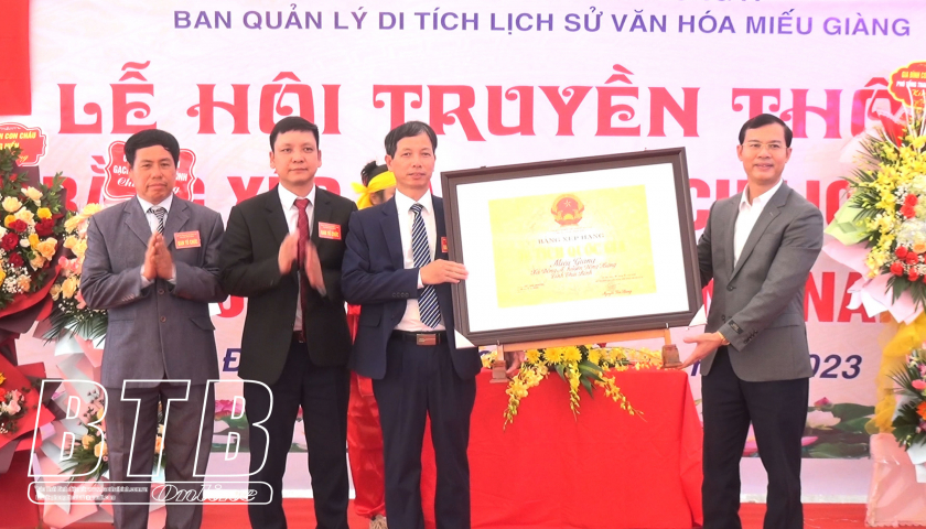 East Asia: Receiving the certificate of national historical and cultural relic ranking of Giang Temple