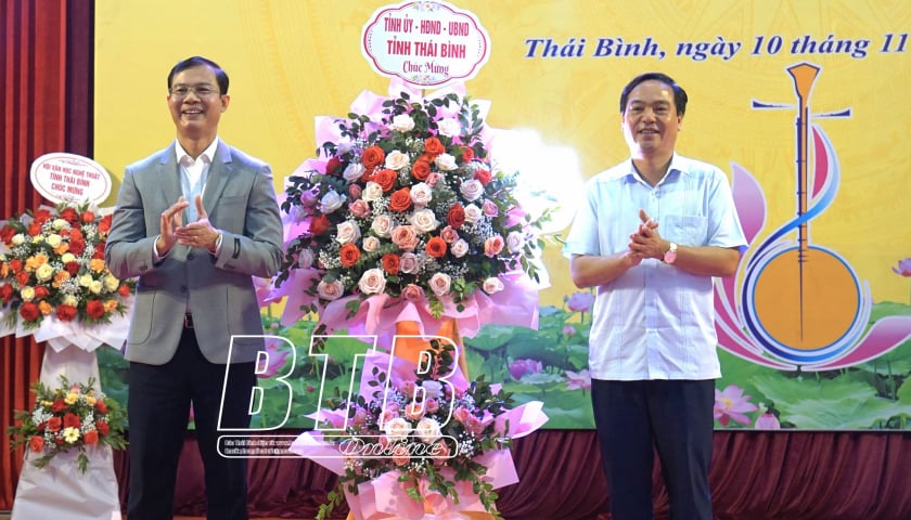 전형적인 문화마을과 주거단지의 대규모 예술축제