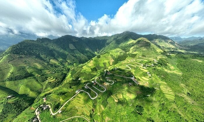 Con đèo tuy không quá dài nhưng uốn éo mềm mại tạo thành 20 khúc cua, đi qua những khung cảnh đẹp mãn nhãn của đất trời Cao Bằng.