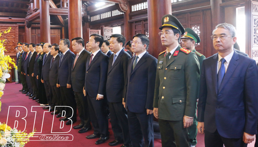 Offering incense to commemorate President Ho Chi Minh, comrade Nguyen Duc Canh and heroic martyrs