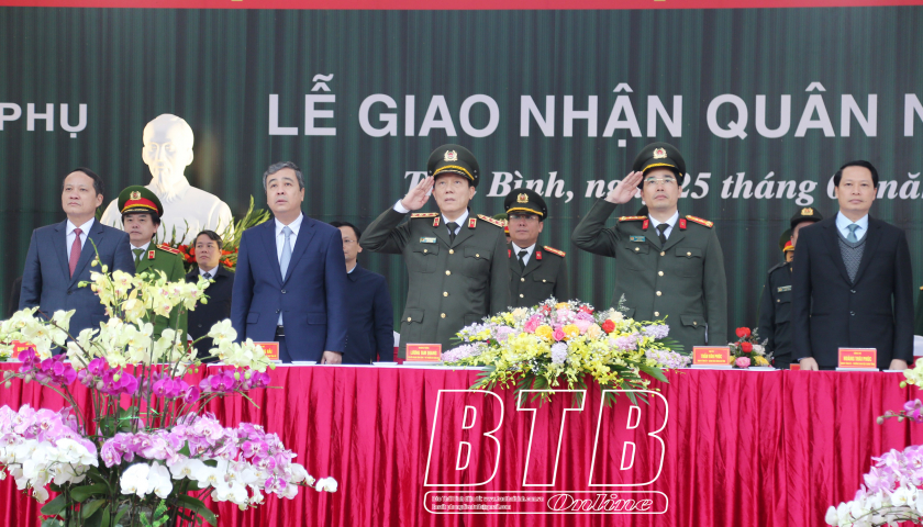 Le vice-ministre de la Sécurité publique, Luong Tam Quang, et le secrétaire provincial du Parti ont assisté à la cérémonie de passation de pouvoir militaire dans le district de Quynh Phu.