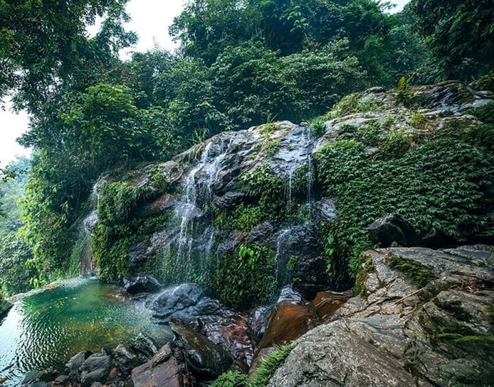 Suối Cái Ba Vì mang vẻ đẹp hoang sơ.