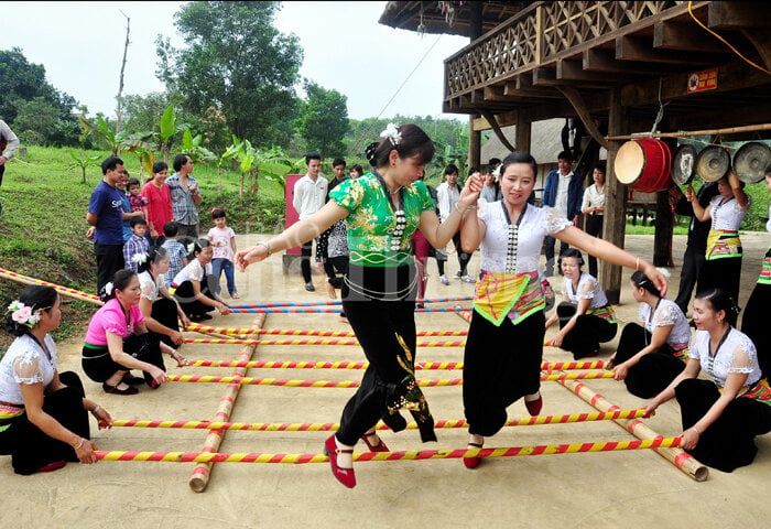 Du khách có cơ hội  tham gia, trải nghiệm các trò chơi dân gian, các điệu múa đặc sắc mà bình thường rất khó có thể tìm kiếm ở các thành phố lớn. (Ảnh: Geo -nature)