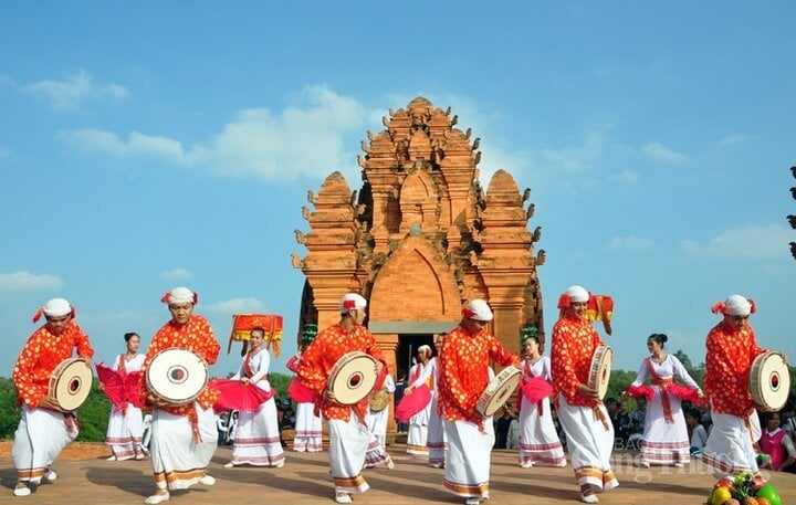 Vào đầu hoặc cuối mỗi năm, Làng Văn hóa các dân tộc sẽ diễn ra các sự kiện và lễ hội đặc sắc, để kết nối và tôn vinh sự đoàn kết giữa các dân tộc anh em. (Ảnh: Lonasy)