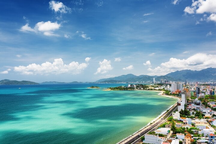 Thành phố Nha Trang nhìn từ trên cao. (Ảnh: Efired/Shutterstock)