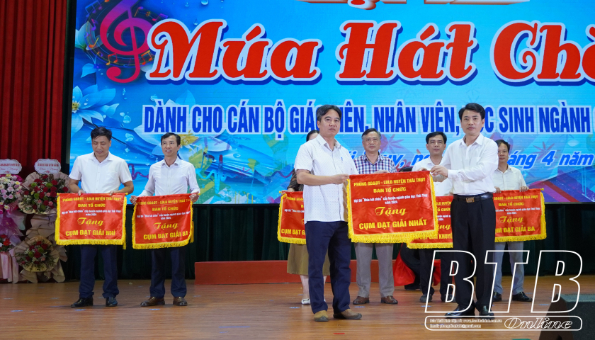 Thai Thuy : Près de 400 cadres, enseignants et étudiants participent au concours « Chant et danse Cheo »