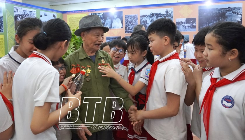 Conmovedora exposición "De la histórica victoria de Dien Bien Phu a la gran victoria de la primavera de 1975"