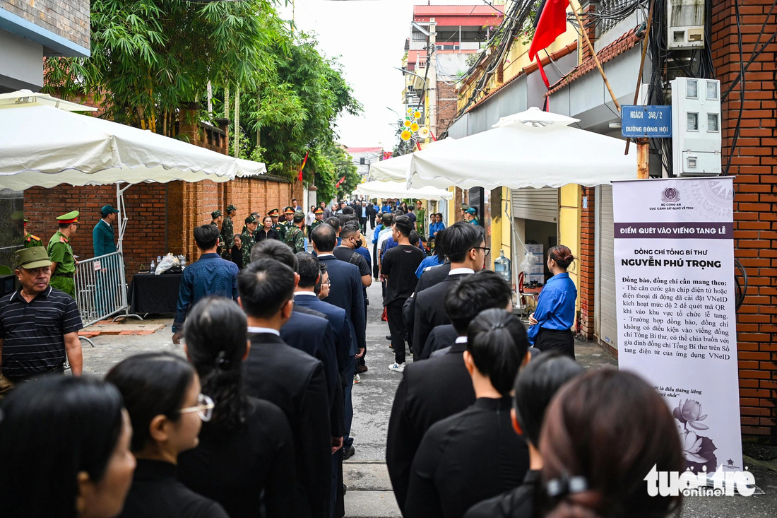 Dọc hai bên đường từ trụ sở xã Đông Hội về làng Lại Đà, người dân đều treo cờ rủ để tưởng nhớ Tổng Bí thư