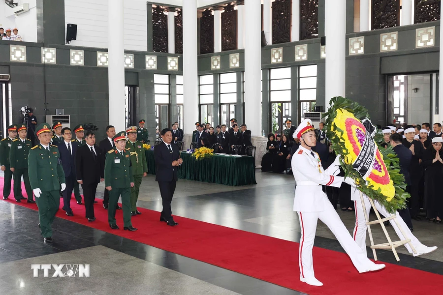 Đoàn Myanmar do Phó Thủ tướng, Bộ trưởng Bộ Quốc phòng Mya Tun Oo làm trưởng đoàn viếng Tổng Bí thư Nguyễn Phú Trọng. (Ảnh: TTXVN)