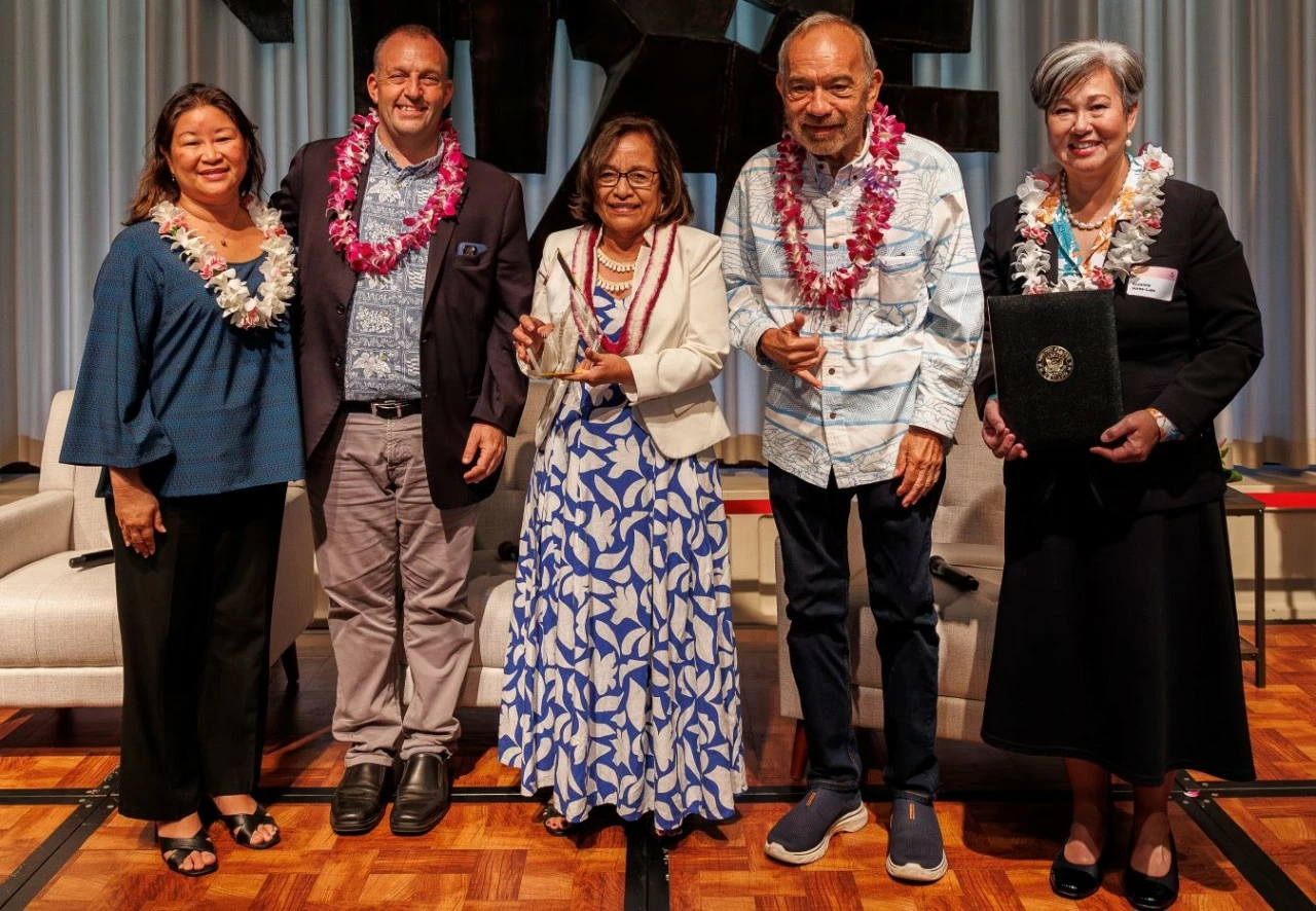 Tổng thống quần đảo Marshall Hilda Heine nhận Giải thưởng Phụ nữ có tầm ảnh hưởng (Women of Impact Award) năm 2024. (Nguồn: EWC)