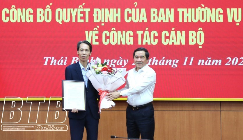 Phó Bí thư Thường trực Tỉnh ủy Thái Bình Nguyễn Tiến Thành (bên phải) trao quyết định tới ông Nguyễn Duy Chiến. Ảnh: Báo Thái Bình.