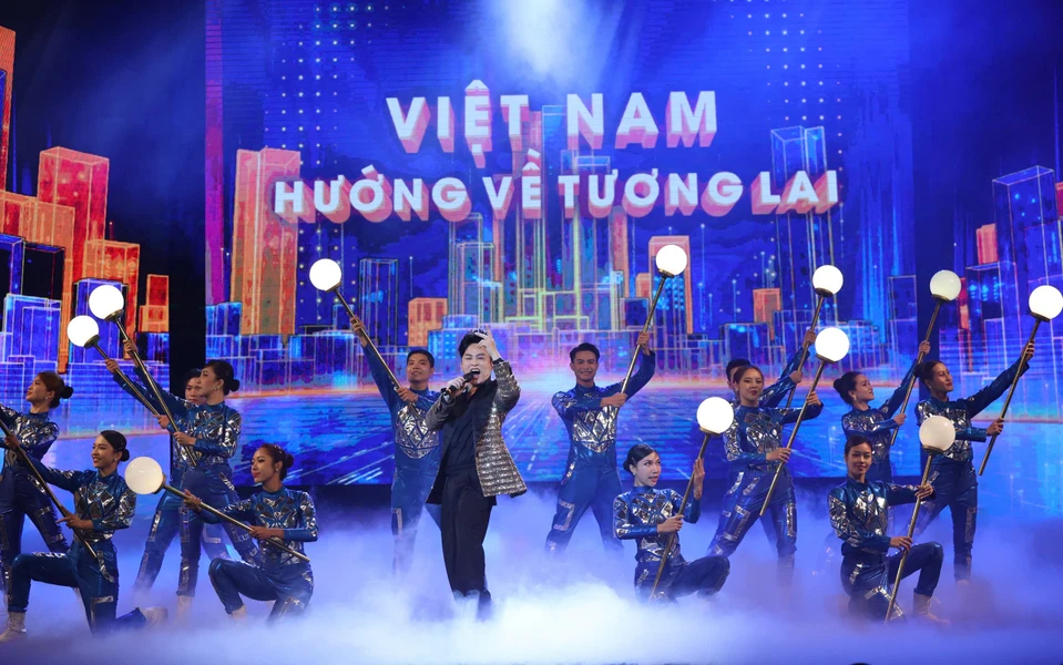 Ca sỹ Tùng Dương thể hiện ca khúc "Việt Nam rạng ngời" với thông điệp khẳng định vị thế của Việt Nam trong thời đại mới, không ngừng vươn mình sánh vai với quốc tế. (Ảnh: Hoài Nam/Vietnam+)