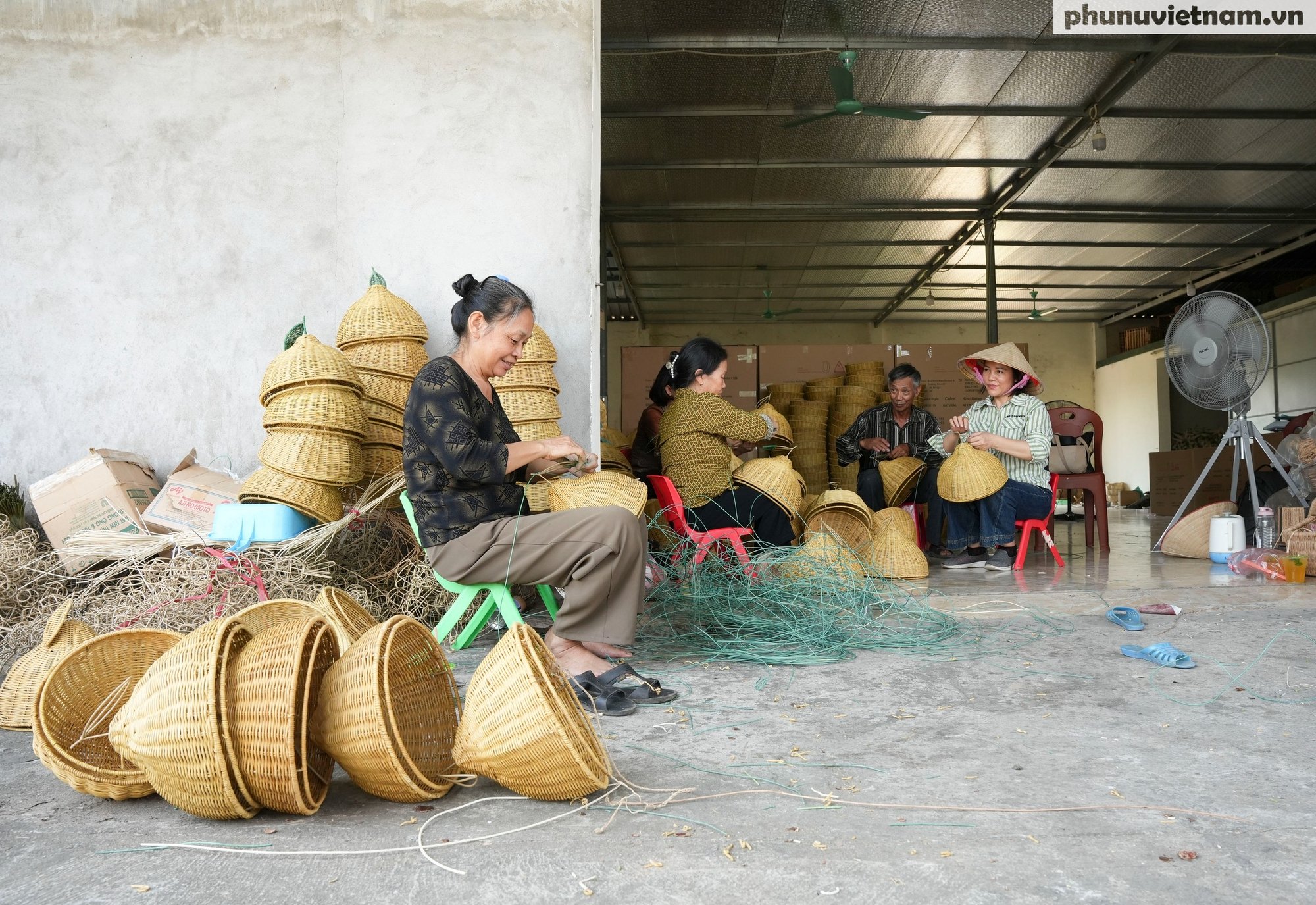 Hợp tác xã mây tre đan ở Thái Bình nhộn nhịp xuất khẩu hàng dịp Tết- Ảnh 3.