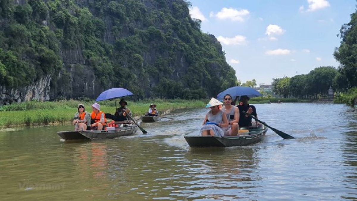 Khách tham quan khu du lịch Tam Cốc-Bích Động. (Ảnh: Đỗ Huy/Vietnam+)