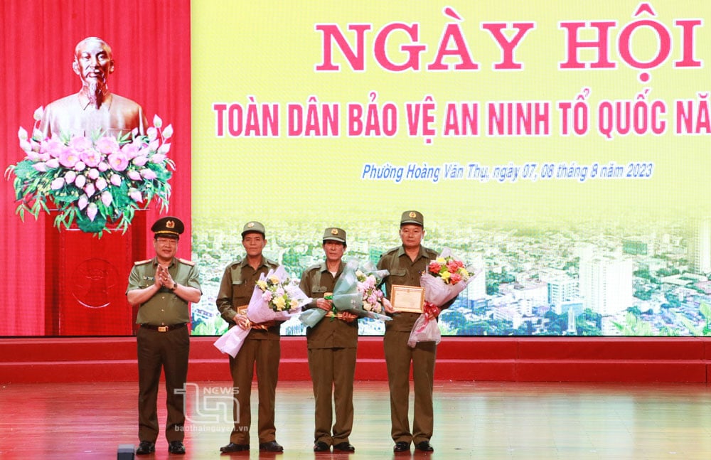 Đại tá Bùi Đức Hải, Giám đốc Công an tỉnh trao Kỷ niệm chương của Bộ Công an cho các cá nhân có nhiều đóng góp trong phong trào Toàn dân bảo vệ an ninh Tổ quốc.