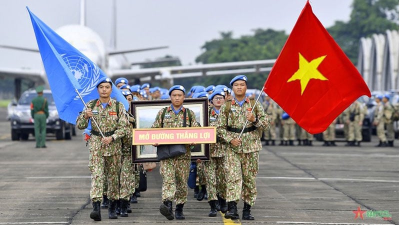 Các thành viên Đội Công binh số 2 phấn khởi lên đường làm nhiệm vụ.