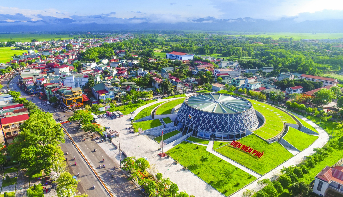 Bảo tàng chiến thắng lịch sử Điện Biên Phủ được thiết kế như hình một chiếc mũ nan lưới, phủ lá ngụy trang của chiến sĩ Điện Biên năm xưa.