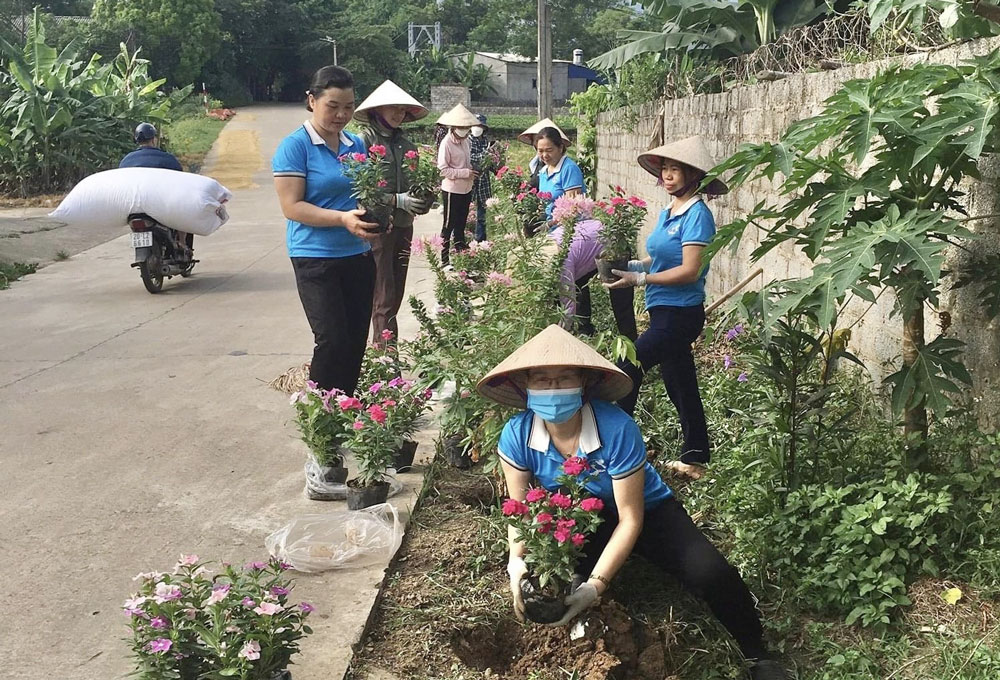 Phụ nữ huyện Đại Từ trồng, chăm sóc tuyến đường hoa.