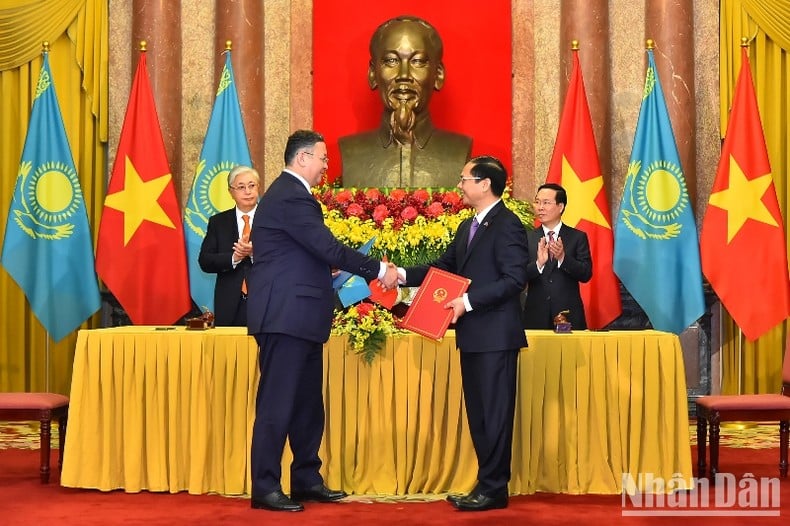 

Chủ tịch nước Võ Văn Thưởng và Tổng thống Cộng hòa Kazakhstan Kassym-Jomart Tokayev chứng kiến Lễ ký Hiệp định giữa nước Cộng hòa xã hội chủ nghĩa Việt Nam và nước Cộng hòa Kazakhstan về miễn thị thực cho người mang hộ chiếu phổ thông.