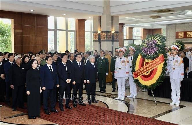 Đoàn đại biểu Quốc hội do Chủ tịch Quốc hội Vương Đình Huệ dẫn đầu viếng Phó Thủ tướng Lê Văn Thành.