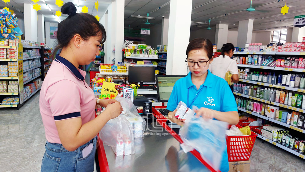 Người dân mua hàng tại siêu thị C-mart, thị trấn Đu.