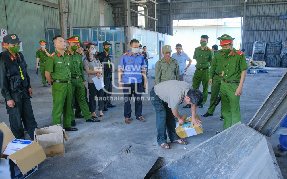 Số tang vật được đưa vào lò chuyên dụng của Công ty TNHH Dịch vụ môi trường Anh Đăng để đốt cháy.