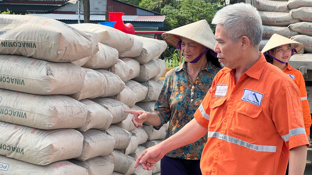 Công ty Núi Pháp hỗ trợ 3.000 tấn xi măng cho huyện Đại Từ thực hiện phong trào Mở đường 6m.