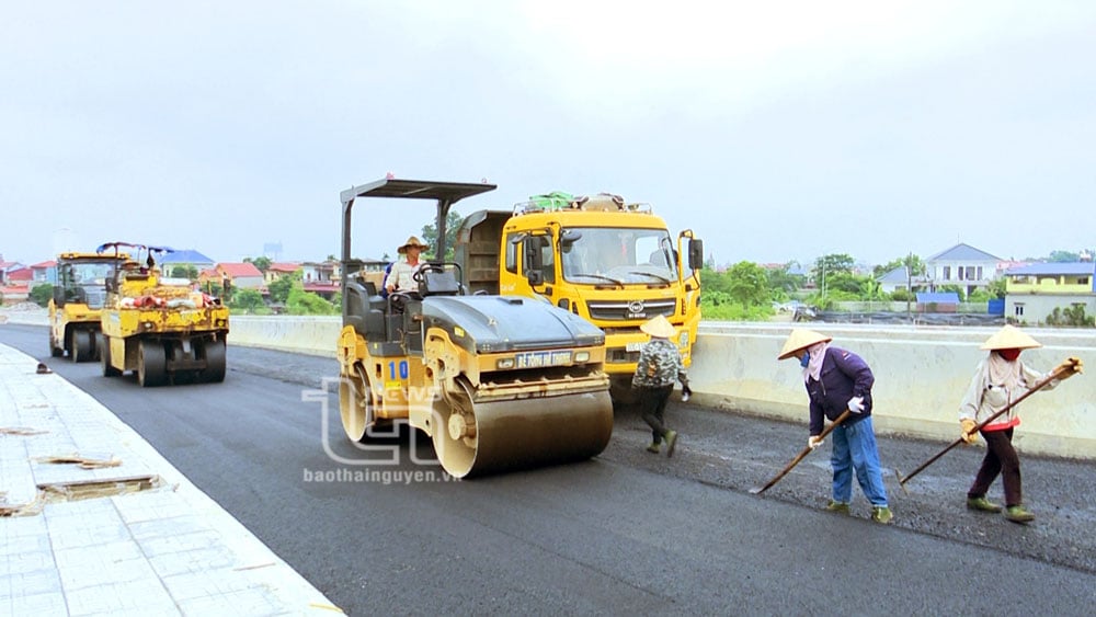 Công trình cầu Huống Thượng đã bắt đầu tiến hành thảm bê tông nhựa phần mặt cầu.