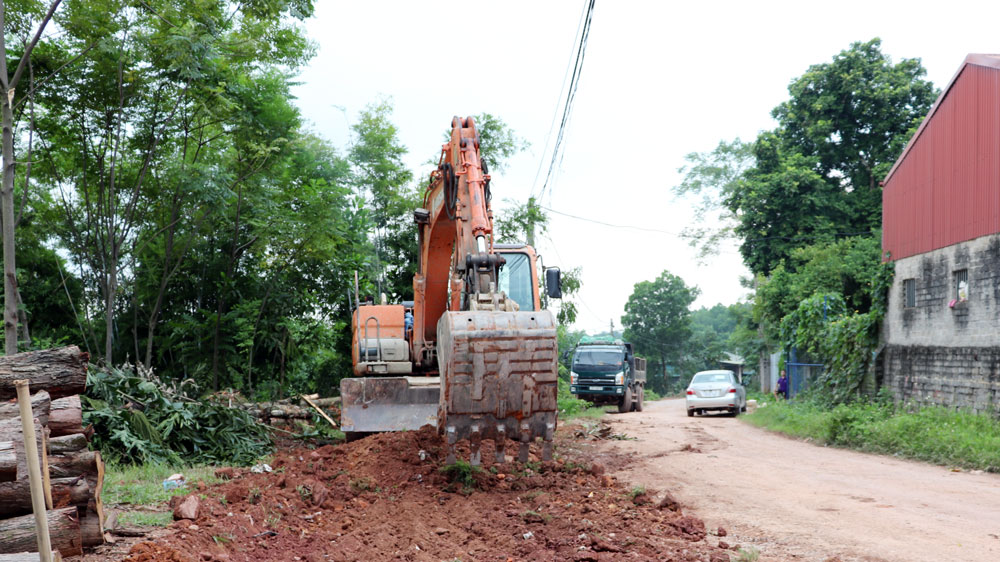 Tuyến đường liên xã Tân Đức - Tân Hoà, được khởi công đầu tháng 8/2023, có tổng mức đầu tư trên 9,6 tỷ đồng, từ nguồn ngân sách tỉnh, huyện và các nguồn vốn hợp pháp khác.