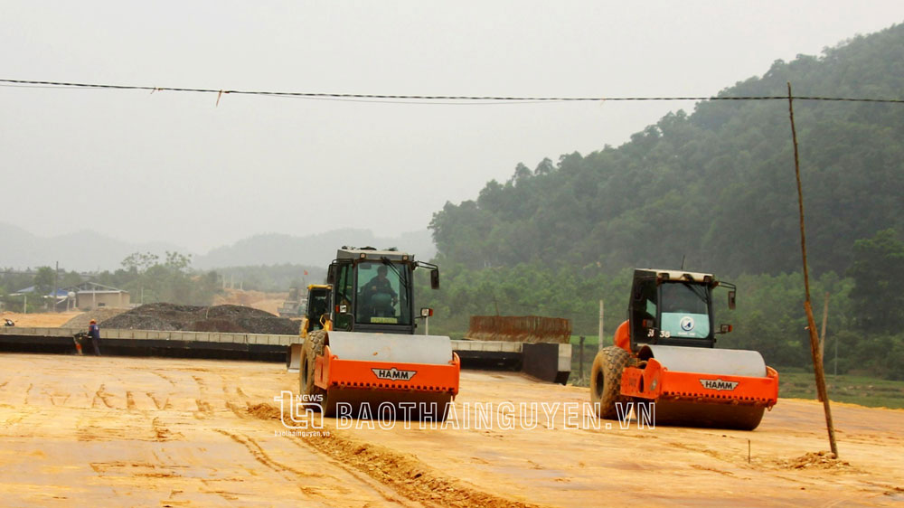 hà thầu Dự án tuyến đường liên kết, kết nối các tỉnh Thái Nguyên - Bắc Giang - Vĩnh Phúc đang tích cực triển khai thi công, bảo đảm tiến độ. Ảnh: T.L