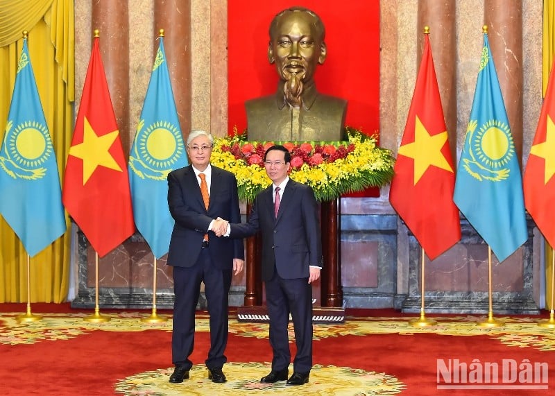 Chủ tịch nước Võ Văn Thưởng chủ trì Lễ đón chính thức Tổng thống Cộng hòa Kazakhstan Kassym-Jomart Tokayev.