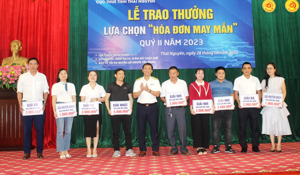 Đại diện lãnh đạo Cục Thuế tỉnh trao thưởng cho các cá nhân, hộ kinh doanh trúng thưởng.