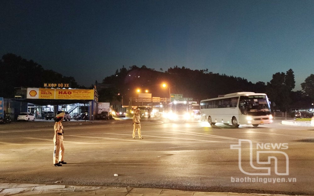 Lực lượng Cảnh sát giao thông làm nhiệm vụ phân luồng tại khu vực đường tròn Tân Long.