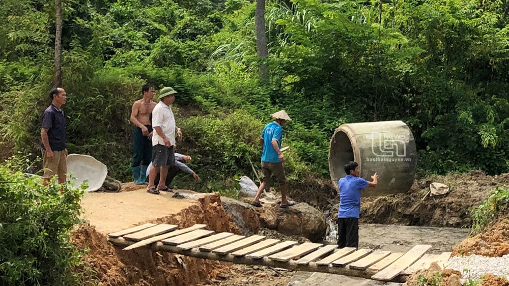 Từ các nguồn vốn, huyện Võ Nhai dành hàng tỷ đồng hỗ trợ các xóm có đông đồng bào Mông nâng cấp đường giao thông. Trong ảnh, nâng cấp đường giao thông đến xóm Mỏ Chì, xã Cúc Đường