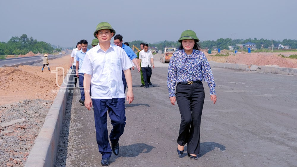 đồng chí Phạm Hoàng Sơn, Phó Bí thư Thường trực Tỉnh ủy, Chủ tịch HĐND tỉnh kiểm tra tiến độ thi công Tuyến đường Vành đai 5.