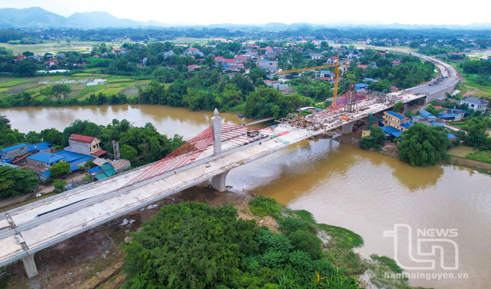 Công trình cầu Huống Thượng với tổng mức đầu tư trên 466 tỷ đồng, là cây cầu có quy mô lớn nhất tỉnh tính đến thời điểm hiện tại, đang được đẩy nhanh tiến độ thi công để thông xe trong tháng 9-2023.