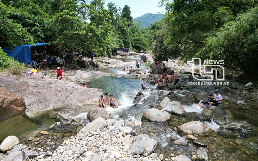 
Trong ngày đầu tiên của kỳ nghỉ lễ (1-9), rất đông du khách đến vui chơi tại suối Kẹm, xã La Bằng (Đại Từ).