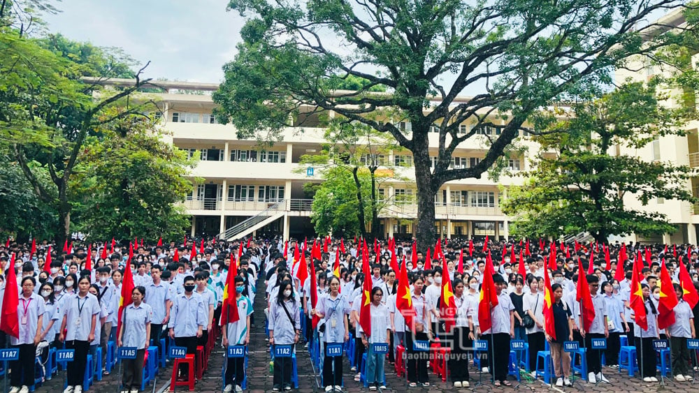 Học sinh Trường THPT Lương Ngọc Quyến TP.Thái Nguyên tưng bừng phấn khởi bước vào năm học mới 2023-2024.