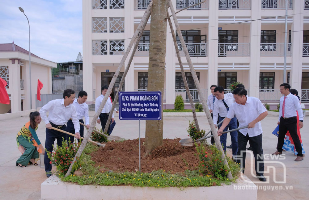 Đồng chí Phó Bí thư Thường trực Tỉnh ủy Phạm Hoàng Sơn và các đại biểu trồng cây lưu niệm tại khuôn viên Nhà trường.