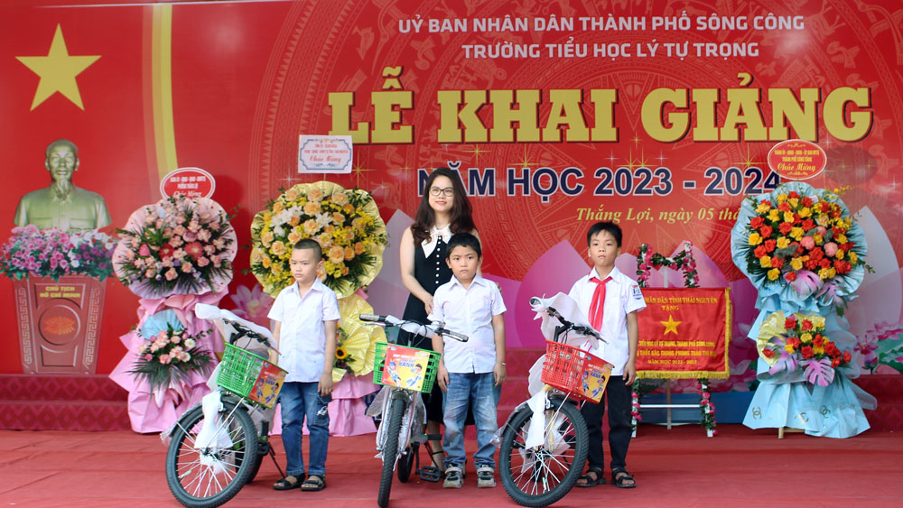 Công ty TNHH Vũ Quang Thái trao tặng 3 chiếc xe đạp cho 3 em học sinh có hoàn cảnh khó khăn.