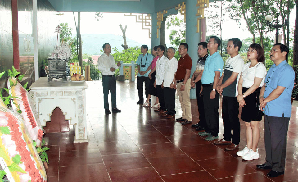 Đoàn Hội Nhà báo Thái Nguyên tưởng nhớ các Anh hùng liệt sĩ tại Khu di tích Căng - Đồn Nghĩa Lộ. Ảnh Lê Hưng.