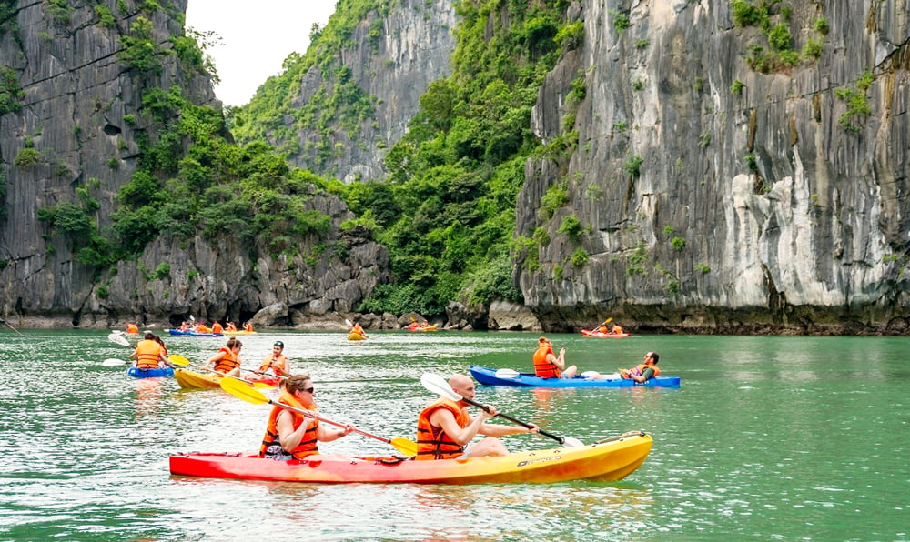 Du khách trải nghiệm chèo thuyền kayak, thuyền tay trên Vịnh Hạ Long. Ảnh: T.L