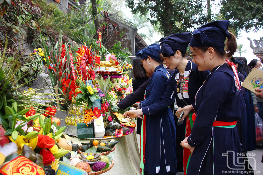 Thi trang trí mâm lễ cúng tiến Đức Thánh Đuổm.