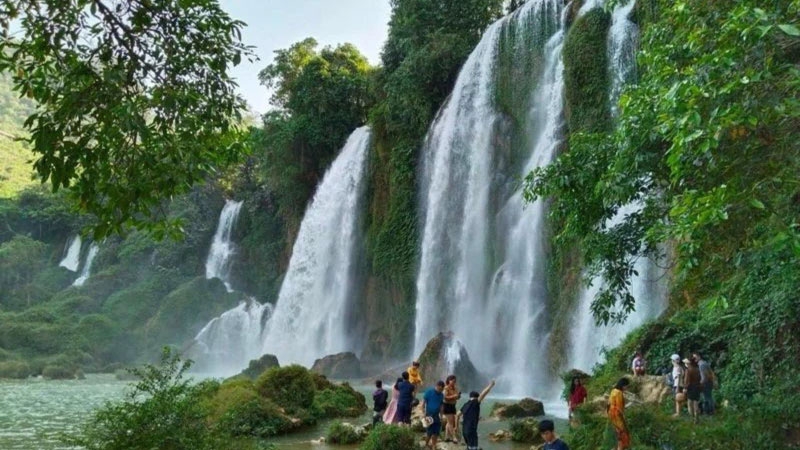 ទឹកធ្លាក់ Ban Gioc (Cao Bang) គឺជាទឹកធ្លាក់ដ៏ស្រស់ស្អាតបំផុតទាំង 21 នៅលើពិភពលោក។