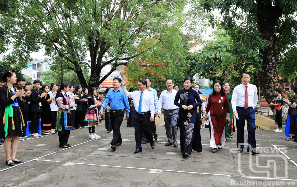 Bộ trưởng Hầu A Lềnh, đồng chí Bí thư Tỉnh ủy Thái Nguyên Nguyễn Thanh Hải và các đại biểu đến tham dự buổi Lễ.