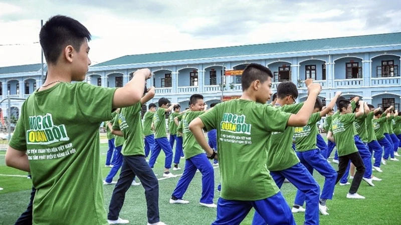 Học sinh tham gia tại trại hè Học kỳ quân đội. (Ảnh Học viện Thanh thiếu niên Việt Nam).