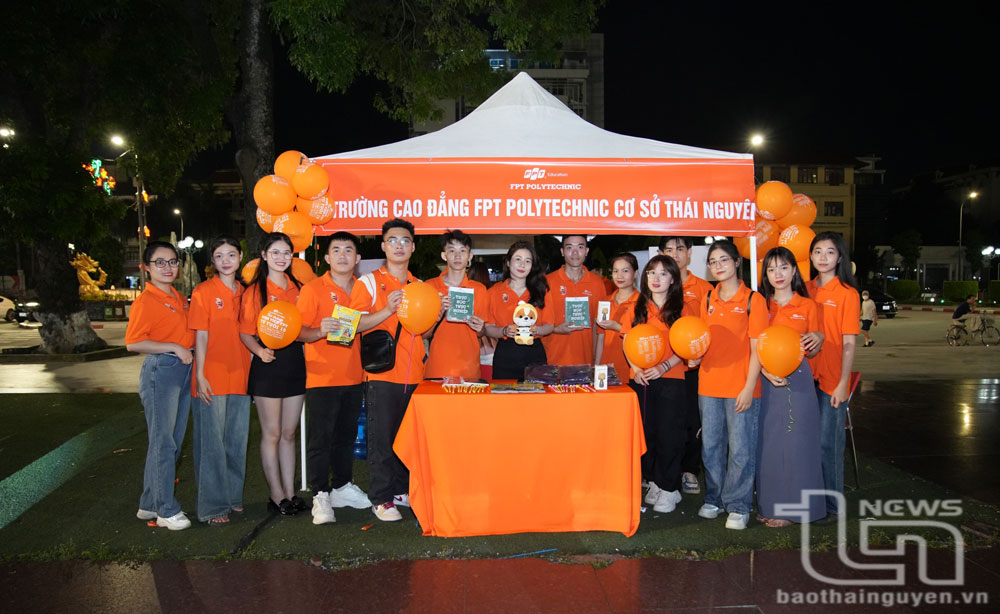 Đại diện Công ty TNHH Dịch vụ và Thương mại ATV Media Việt Nam trao học bổng hiện vật dành cho sinh viên Trường Cao đẳng FPT Polytechnic cơ sở Thái Nguyên.