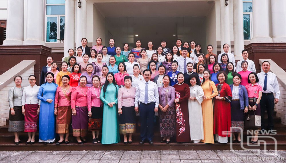 Đoàn công tác của Hội Phụ nữ, nữ doanh nhân Cộng hòa Dân chủ nhân dân Lào và Vương quốc Campuchia chụp ảnh lưu niệm với lãnh đạo tỉnh Thái Nguyên.